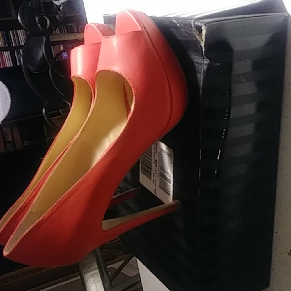 Shoe - Picture 2 of 3